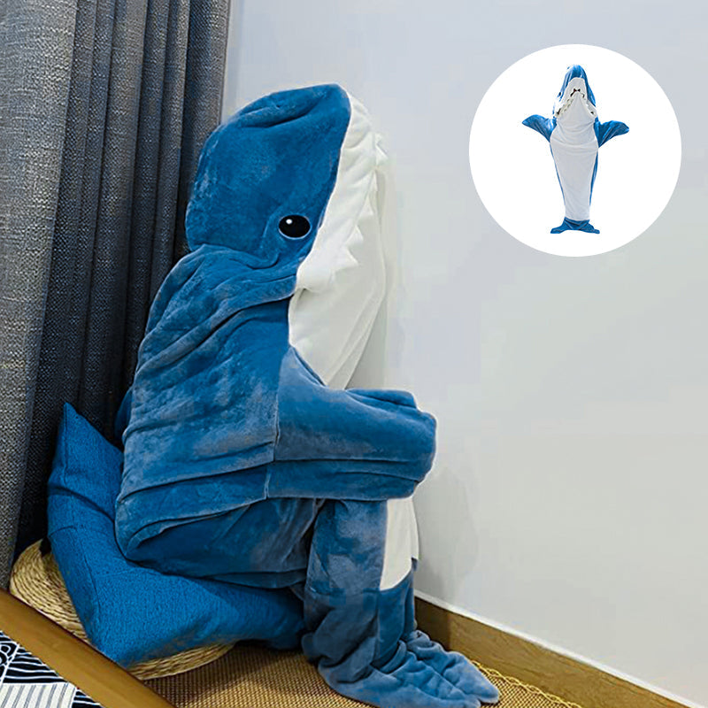 Mysig unisex hajpyjamas i blå fleece med hajdesign och koftiga handsvaror, perfekt för kalla dagar och maskeradfester.