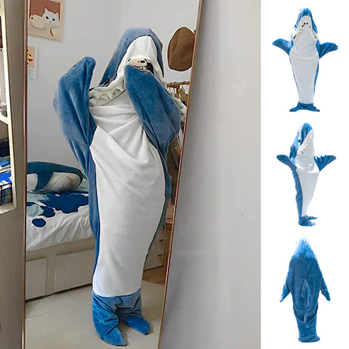 Mysig unisex hajpyjamas i blå fleece med hajdesign och koftiga handsvaror, perfekt för kalla dagar och maskeradfester.