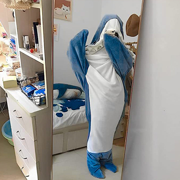 Mysig unisex hajpyjamas i blå fleece med hajdesign och koftiga handsvaror, perfekt för kalla dagar och maskeradfester.