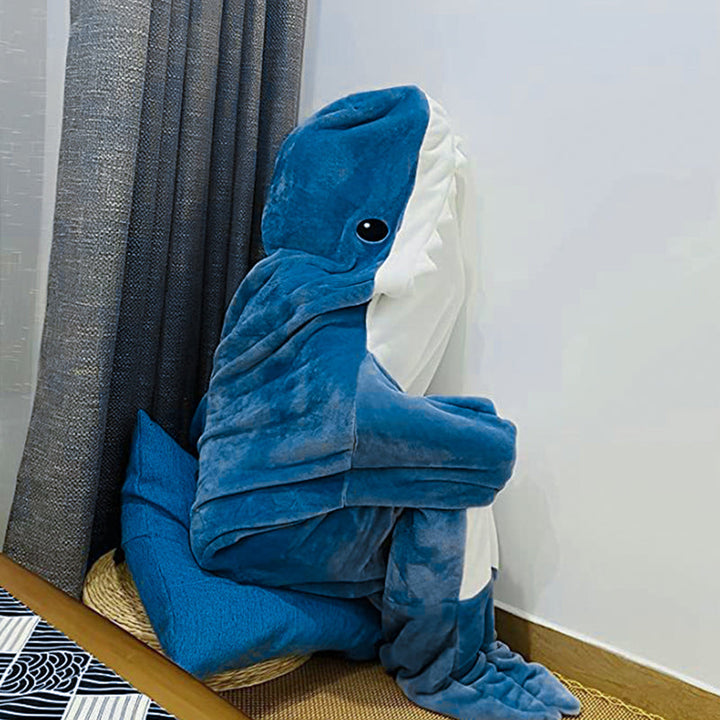 Mysig unisex hajpyjamas i blå fleece med hajdesign och koftiga handsvaror, perfekt för kalla dagar och maskeradfester.