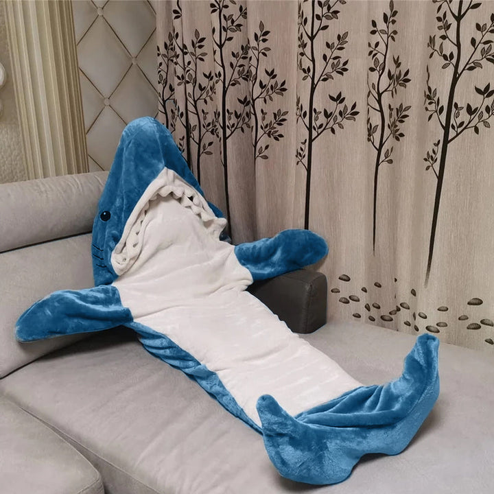 Mysig unisex hajpyjamas i blå fleece med hajdesign och koftiga handsvaror, perfekt för kalla dagar och maskeradfester.