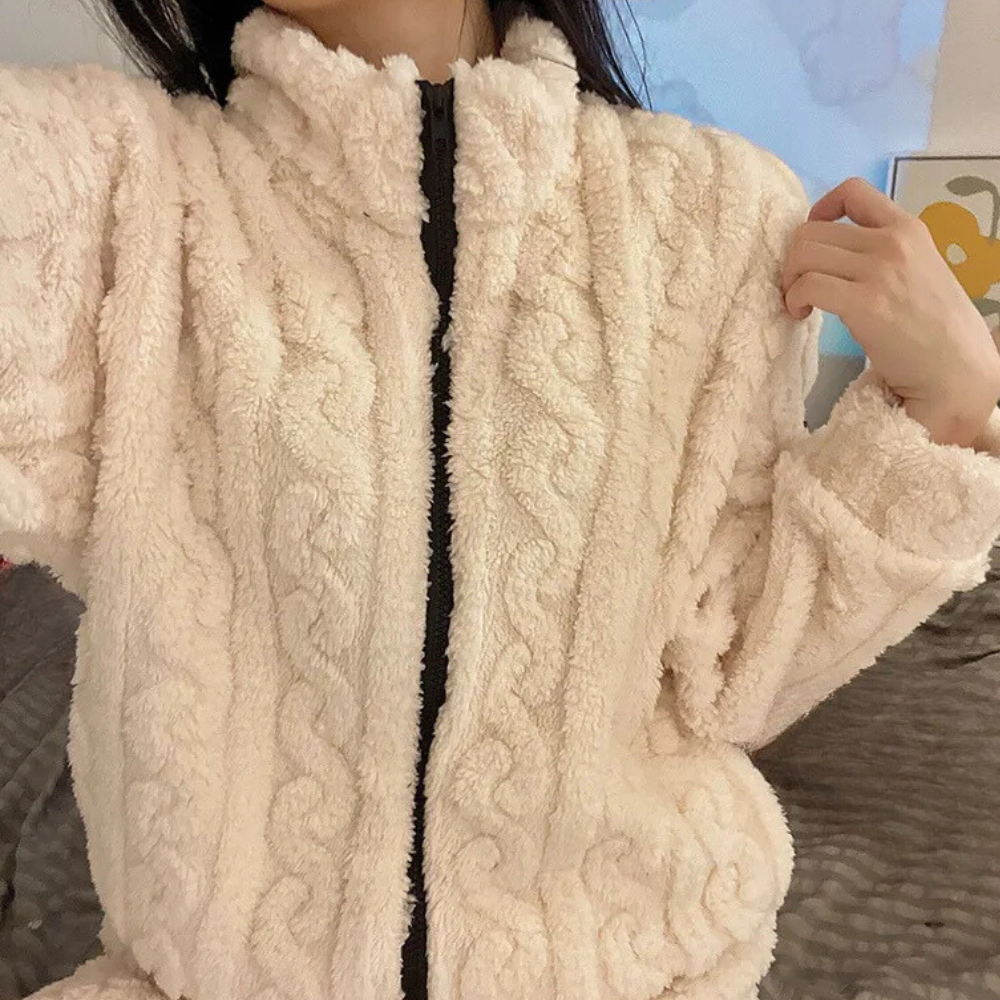 Varm dam-onesie i lyxigt mjukt tyg, perfekt som myskläder och bekväma vinterkläder hemma.