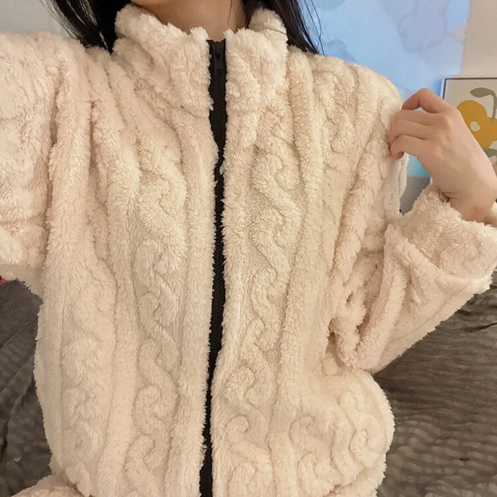 Varm dam-onesie i lyxigt mjukt tyg, perfekt som myskläder och bekväma vinterkläder hemma.