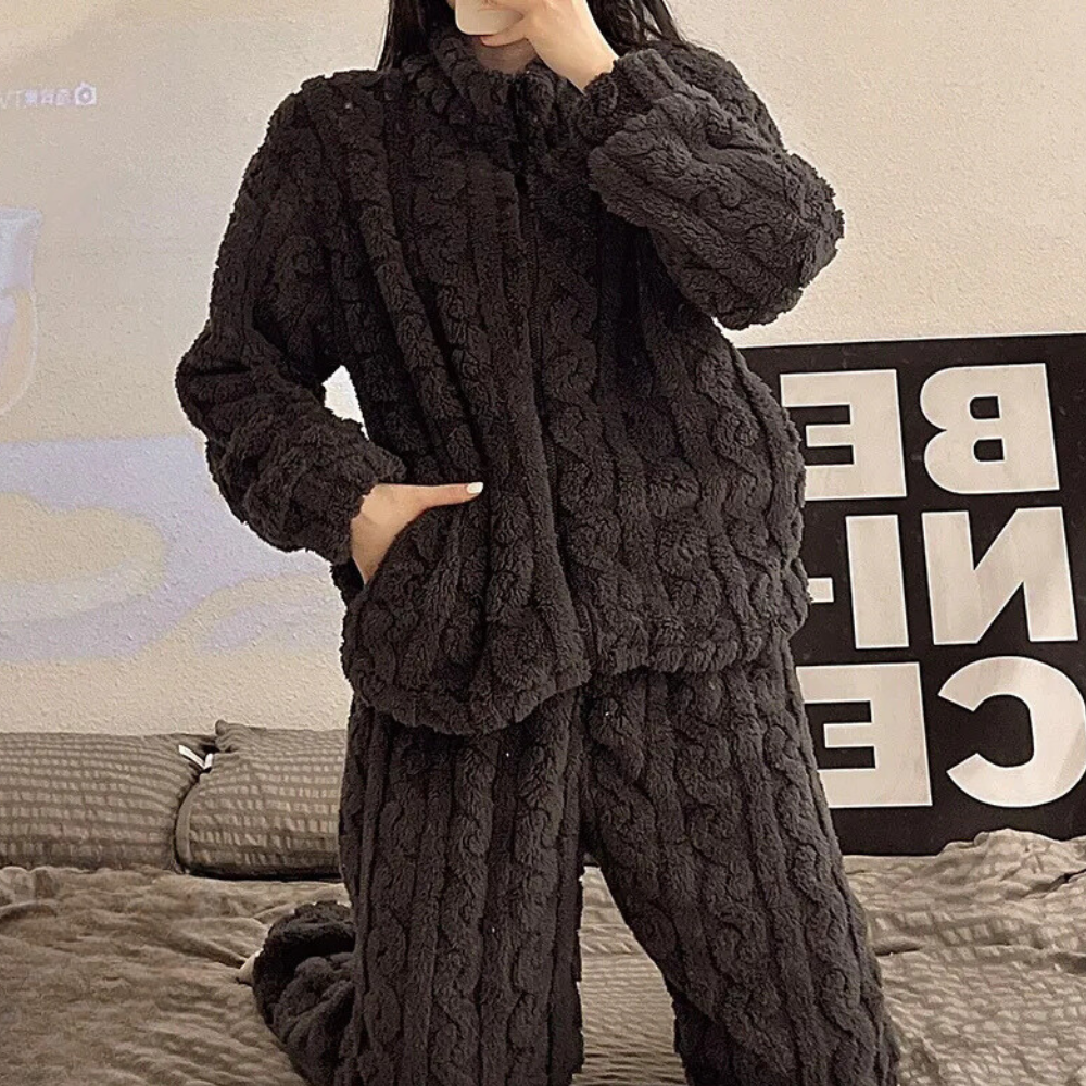 Bekväm dam-onesie med avslappnad passform, idealisk som mjuk pyjamas eller loungewear året runt.