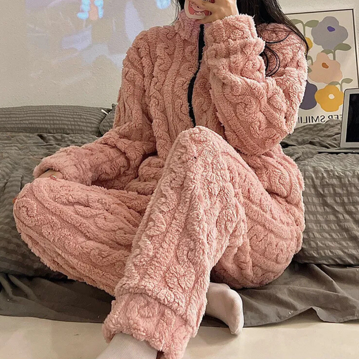 Mysig dam-onesie i mjukt material, perfekt som bekväm jumpsuit och avslappnade vinterkläder.