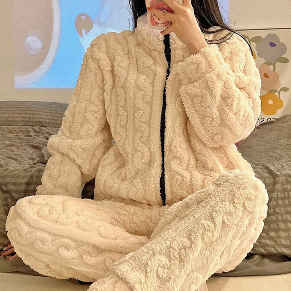 Modern dam-onesie för vinter och hemmamys. Mjuk, bekväm jumpsuit som pyjamas eller vardagsplagg.