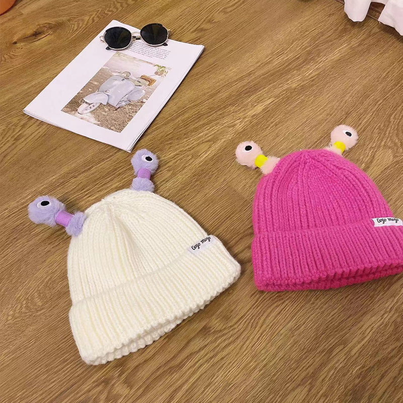 Barn och vuxen monsterstickad mössa i khaki med stora justerbara ögon.