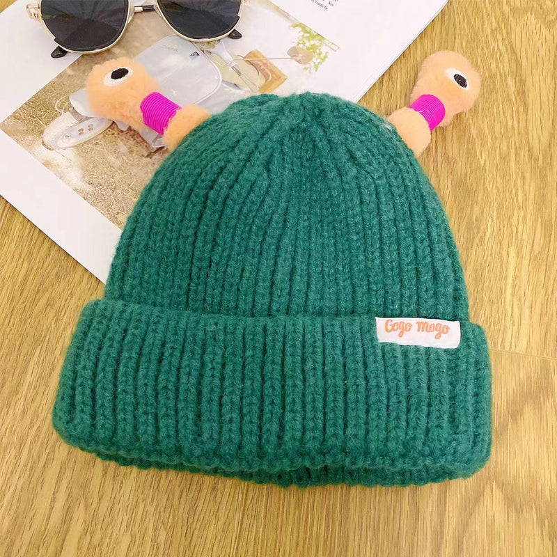 En modell som bär den unika monsterhatten för att visa dess stil.