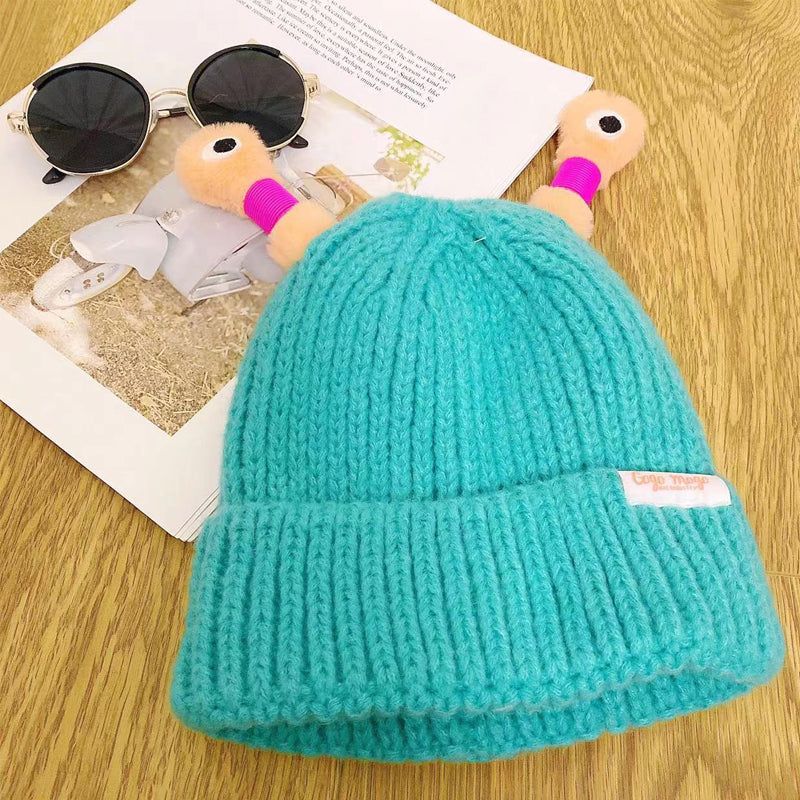 En livsstilsbild av någon som njuter av vintern med sin monsterhatt.
