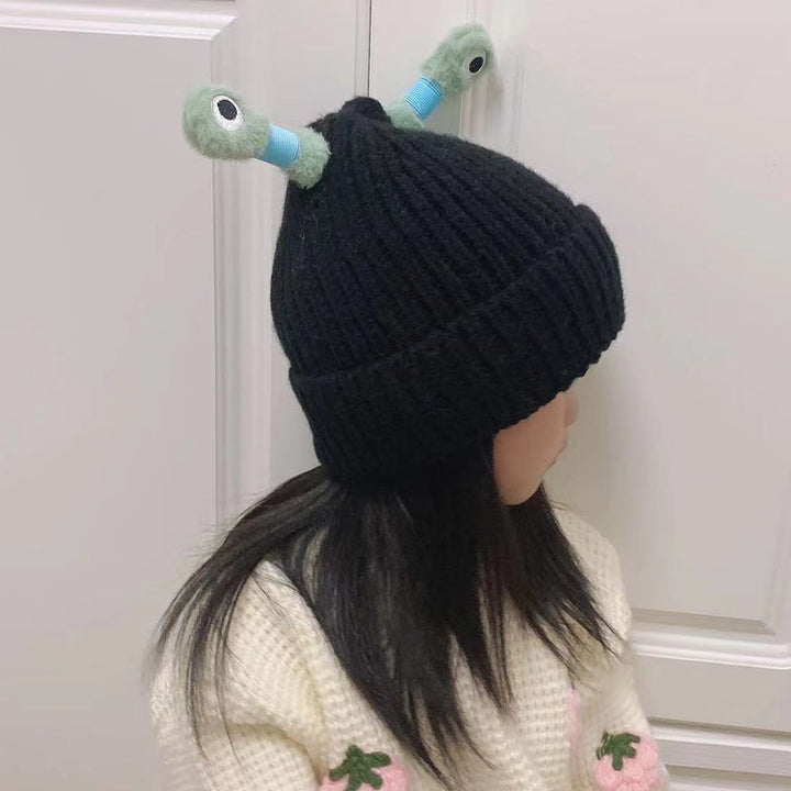 En GIF-animation som visar den lekfulla monsterhatten i olika vinklar.