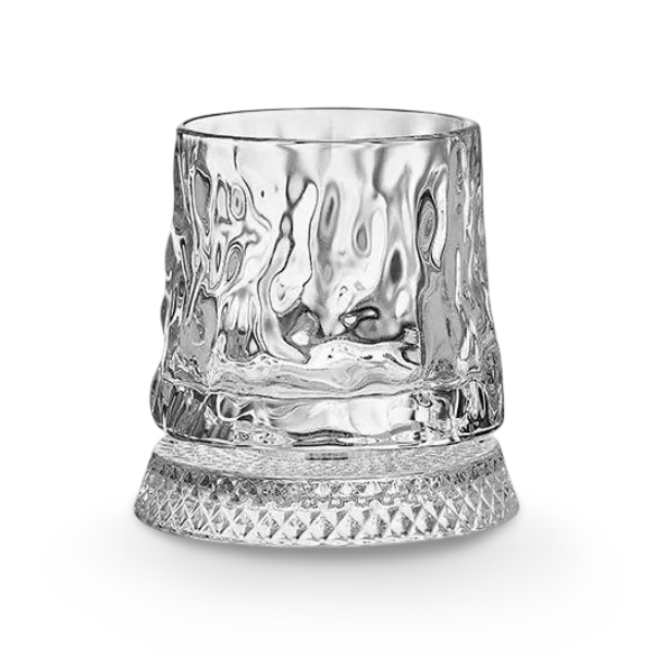 Servera whisky elegant i detta 280 ml roterande kristallglas, idealiskt för sprit.