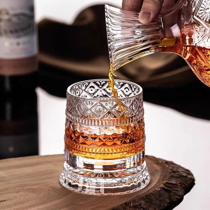 Helbild av elegant 280 ml whiskyglas i kristall med unik roterande design.