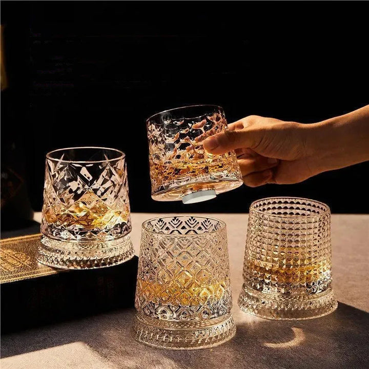 Whiskyglas i kristall med roterande bas, för en stilfull dryckesupplevelse i hembar.