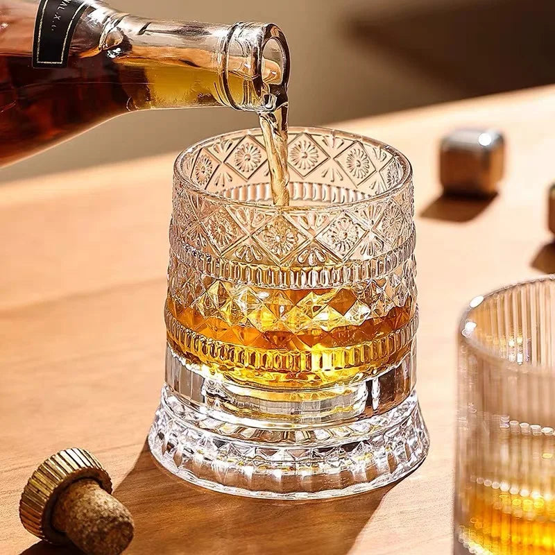 Stilfullt 280 ml whiskyglas i kristall, roterande för optimal aromutveckling.