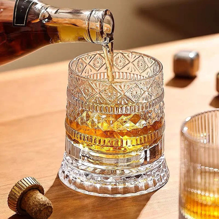 Stilfullt 280 ml whiskyglas i kristall, roterande för optimal aromutveckling.
