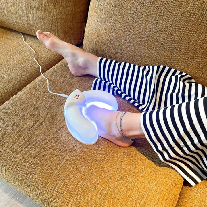 Modern skönhetsapparat för fötter, LED-ljus med rött och blått spektrum för komplett nagelvård.