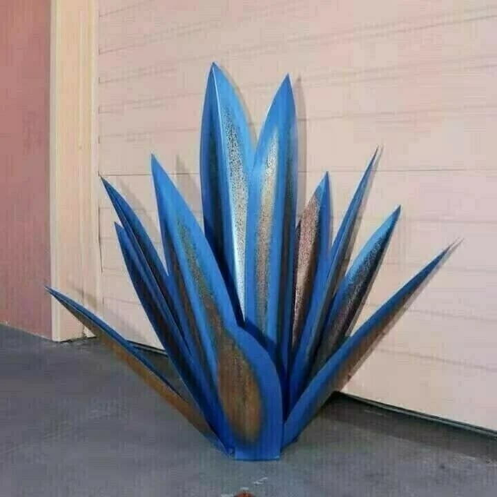 Rostfri metallkonst i form av agave växt, perfekt som trädgårdsdekoration