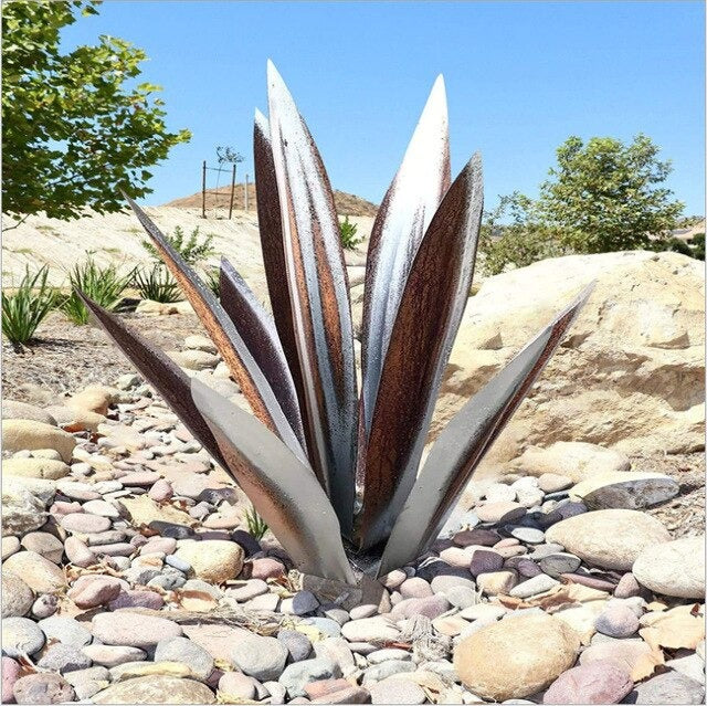 Stilren trädgårdsdekoration av metall i form av en skulptural agave