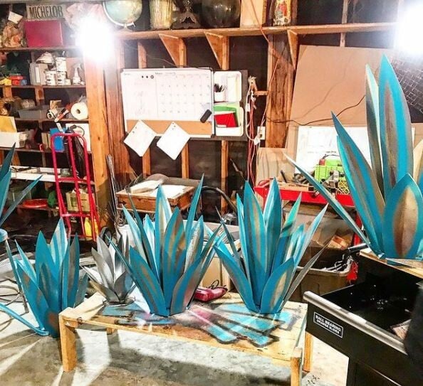 Klassisk metallkonst för trädgård i form av en robust agave