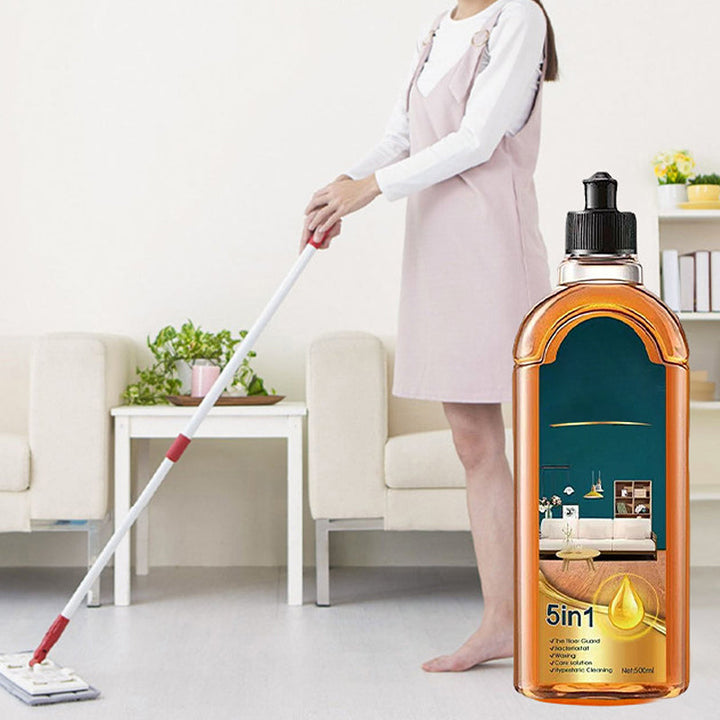 "Naturlig dubbelverkande golvvård 500ml flaska, genomskinlig med grön och blå etikett, rengör och skyddar golv effektivt."