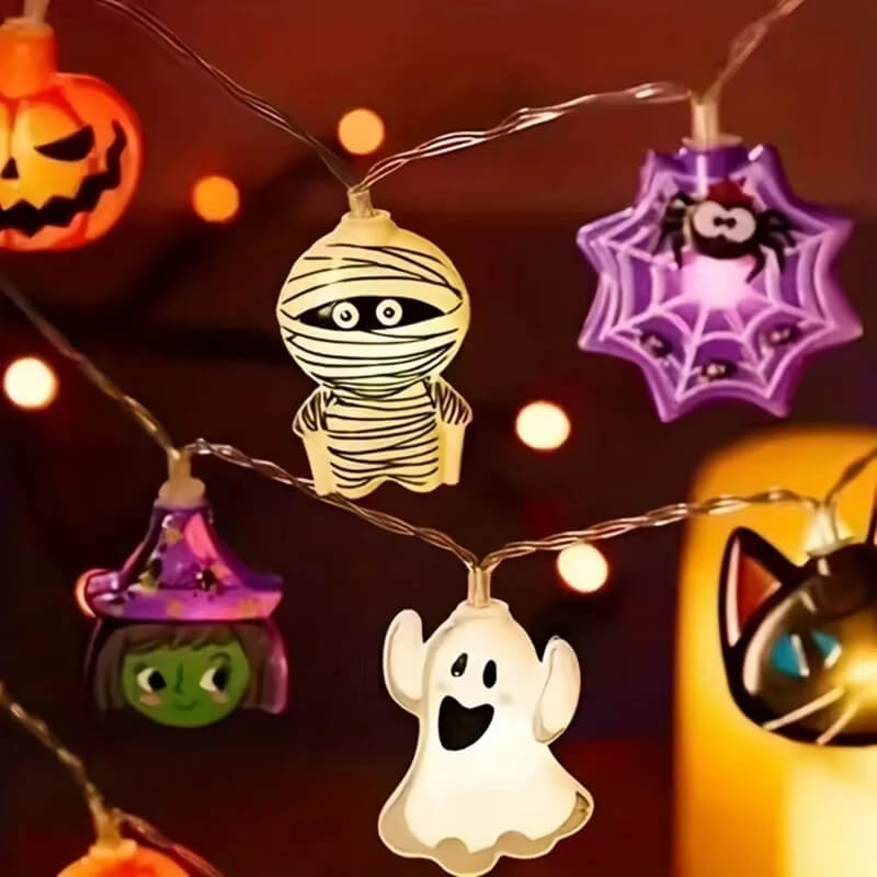Närbild på upplysta figurer som mumiemix och spöke på Halloween ljusslinga