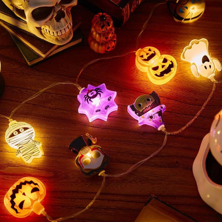 Dekorativ ljusslinga med Halloween-tema upphängd på vägg inomhus