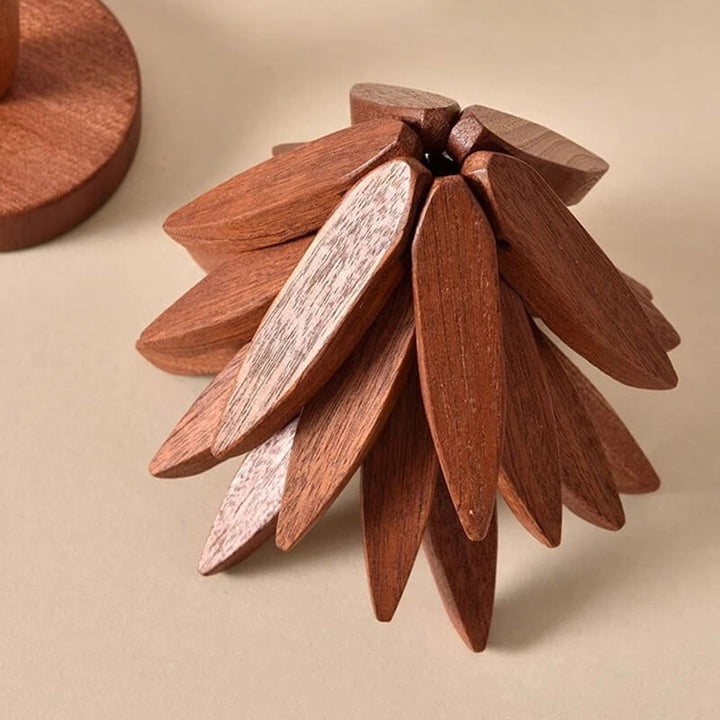 Underlägg för grytor i högkvalitativt valnötsträ placerat på köksbänk