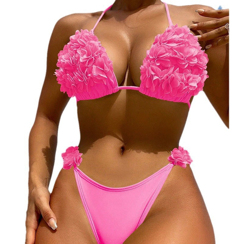 Detaljbild av blommig triangel-bikinitopp i neon-grönt med matchande högskuren underdel för dam.