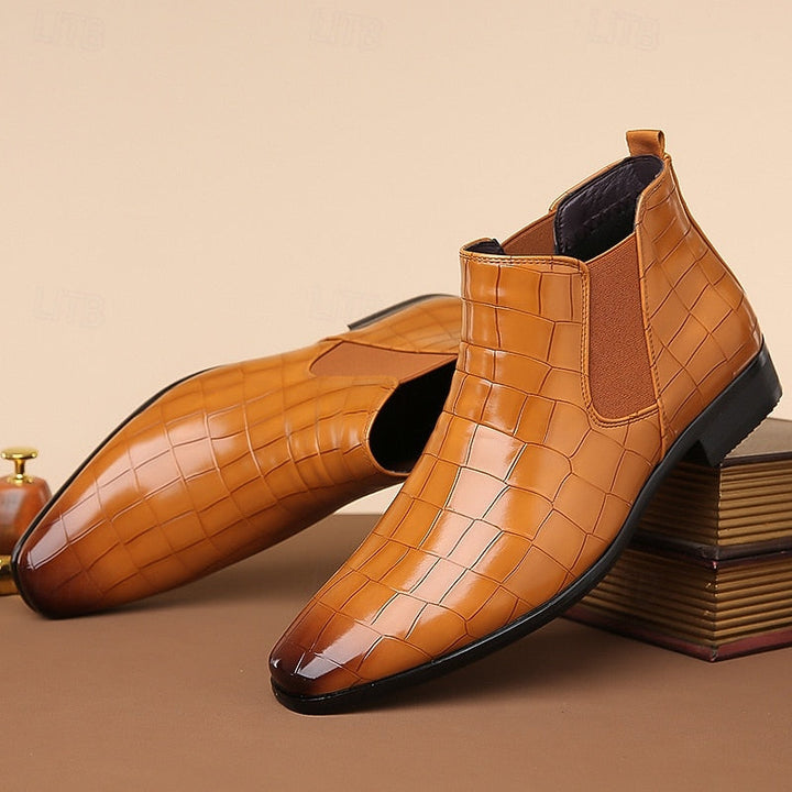 Närbild på resår och skaft på bruna chelsea boots för herrar