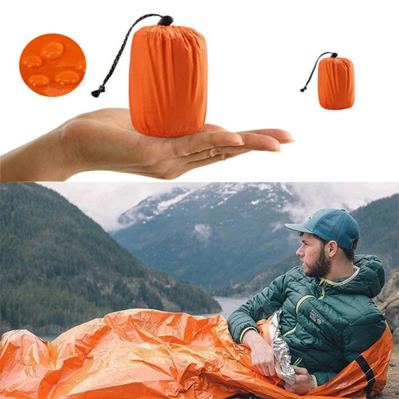 "Nödsovsäck utomhus, vattentät och kompakt i orange, för camping och äventyr, synlig vid nödsituationer."