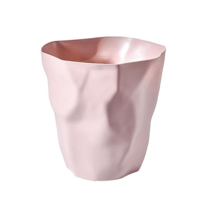 Närbild på den oregelbundna soptunnans yta och moderna skandinaviska design