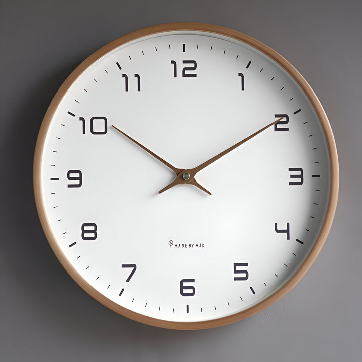 Nordisk träväggklocka med tyst kvartsverk. Modern, minimalistisk design i beige/brun för stilren heminredning.