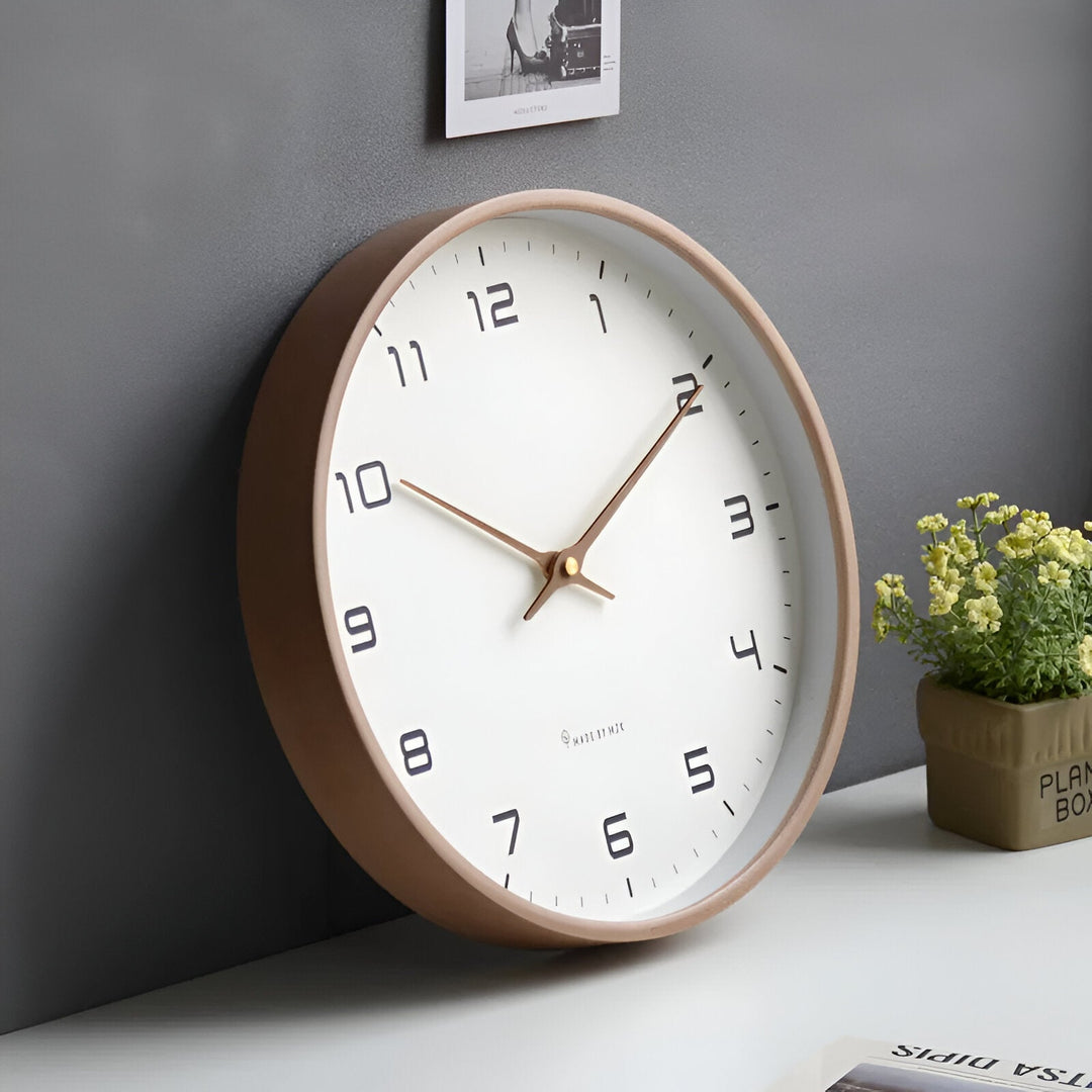 Rund väggklocka i trä, nordisk stil. Tyst kvartsverk och modern design. Perfekt för minimalistisk heminredning.