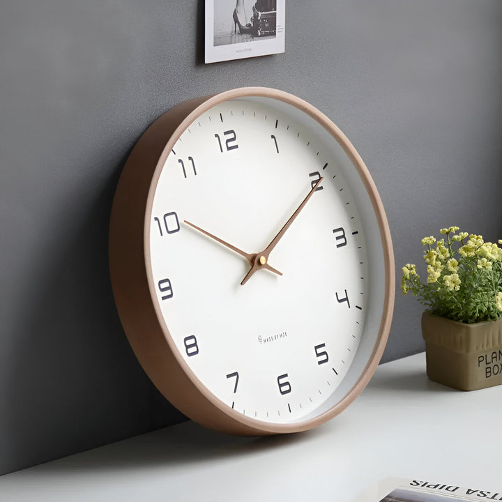 Rund väggklocka i trä, nordisk stil. Tyst kvartsverk och modern design. Perfekt för minimalistisk heminredning.