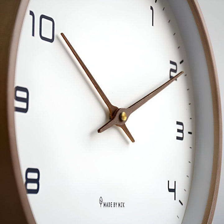 Minimalistisk träväggklocka med tyst kvartsverk. Elegant nordisk design i beige/brun. En modern inredningsdetalj.