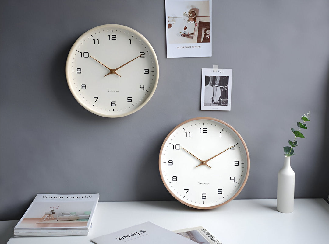 Rund träklocka med tyst kvartsverk. Nordisk design för modern heminredning. En stilren väggklocka i trä.