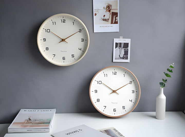 Rund träklocka med tyst kvartsverk. Nordisk design för modern heminredning. En stilren väggklocka i trä.