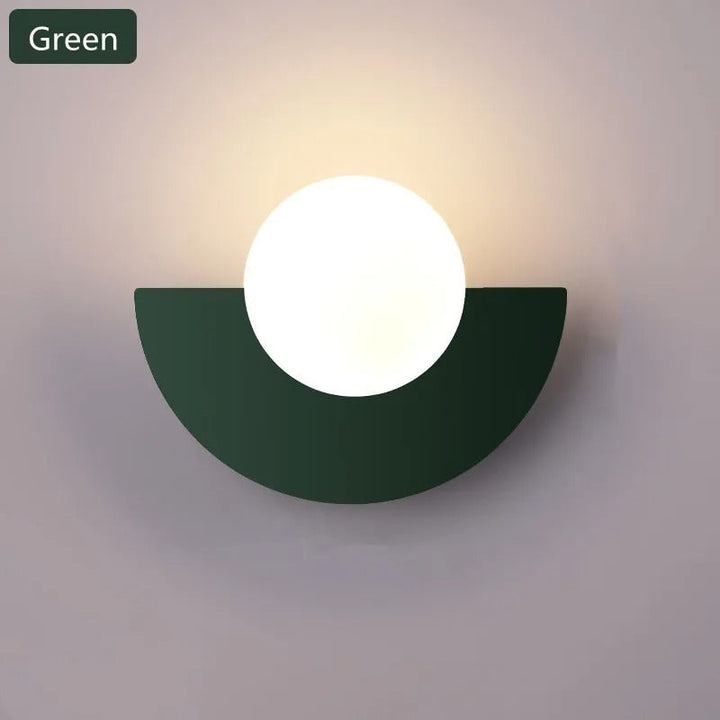 Närbild på vägglampa Summit som visar den eleganta ytan och designen