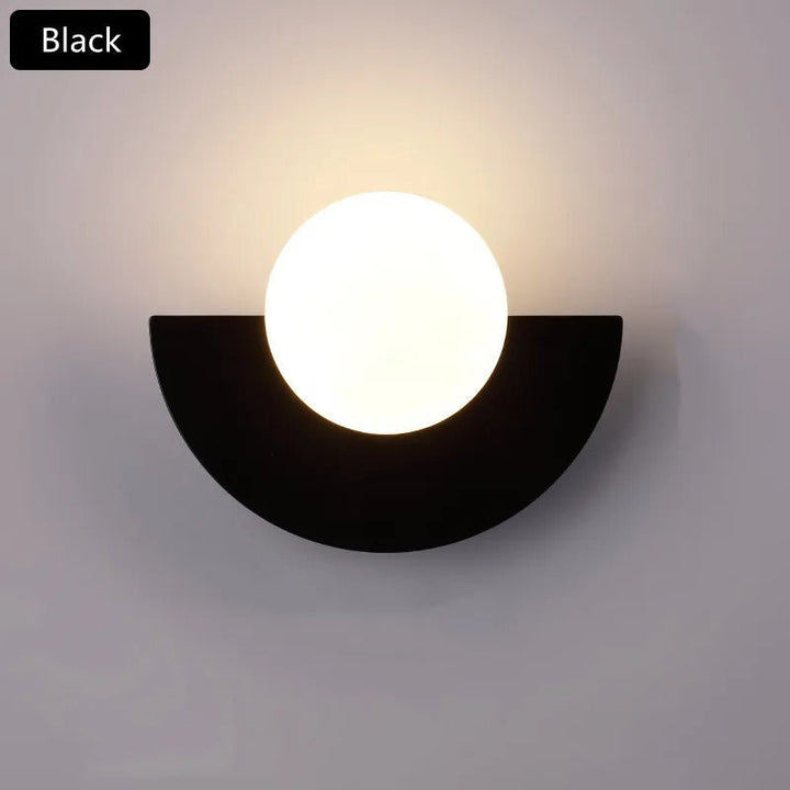 Minimalistisk vägglampa Summit monterad på vit vägg för hemmet