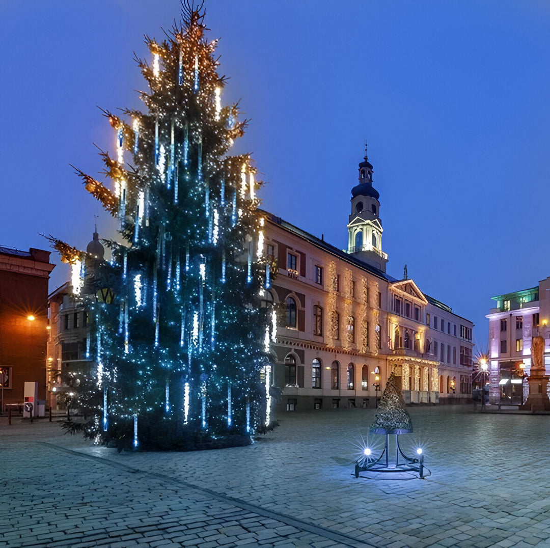 Stämningsfull juldekoration med ljusslingor som hänger från grenar