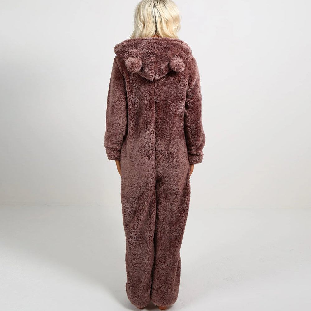 Detaljbild på dragkedja och mjukt fleecetyg på damernas onesie