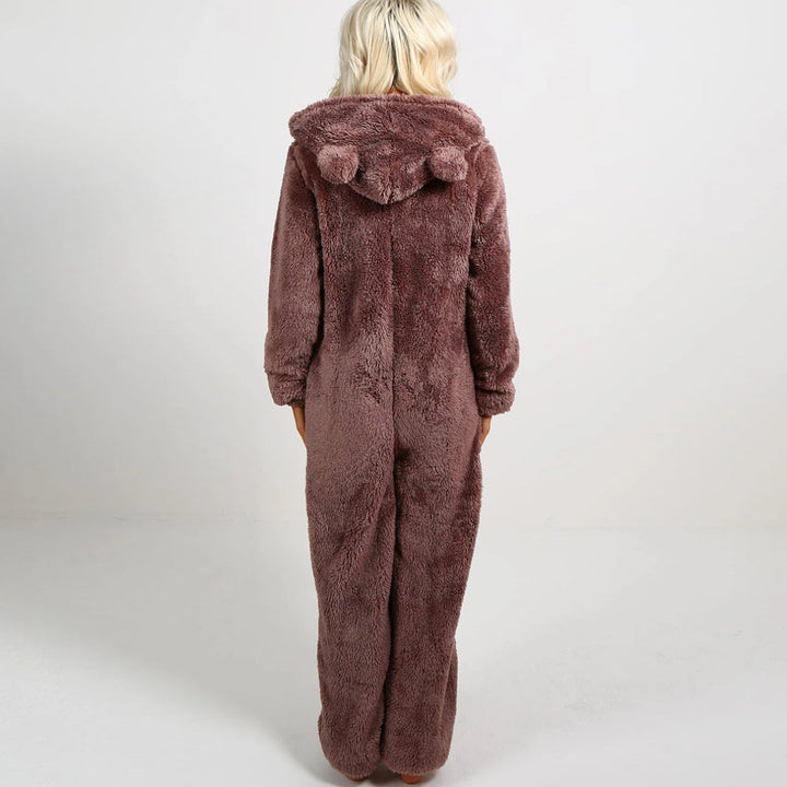Detaljbild på dragkedja och mjukt fleecetyg på damernas onesie