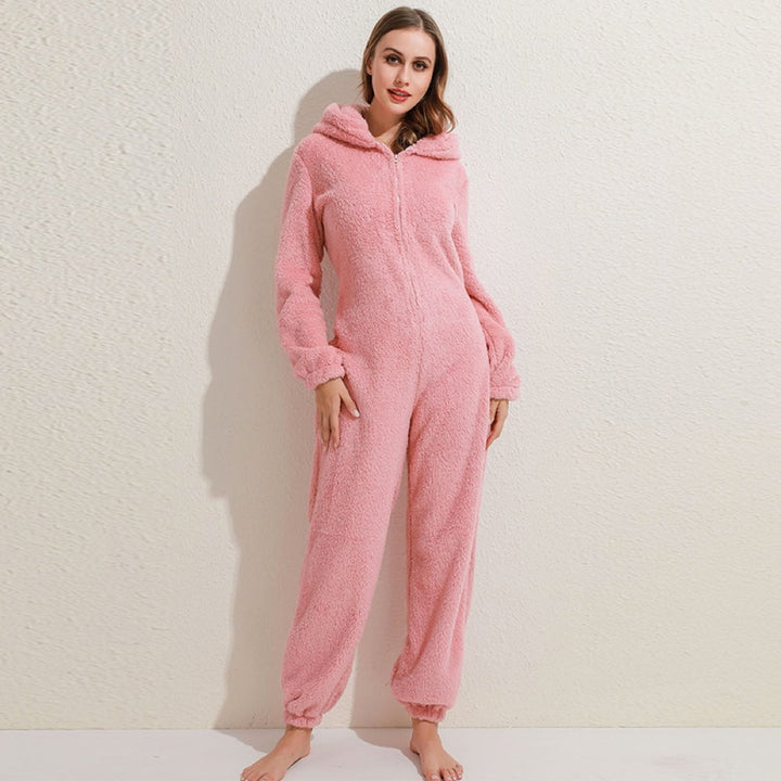 Helkroppsbild på kvinna i rosa mysig onesie