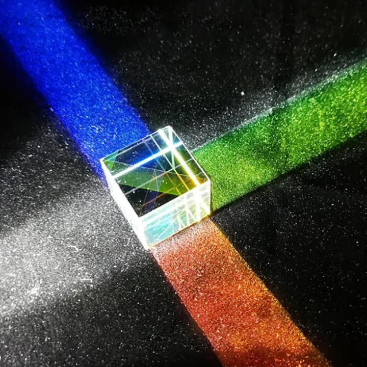 "Optisk prisma kub med färgspel, kompaktdesign, glaspaneler som skapar kalejdoskop av färger vid ljusbrytning."