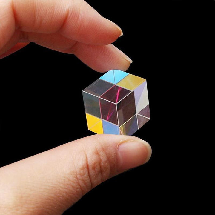 "Optisk prisma kub med färgspel, kompaktdesign, glaspaneler som skapar kalejdoskop av färger vid ljusbrytning."