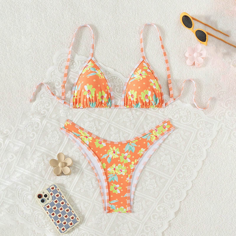 Elegant triangelbikini för kvinnor med levande blommönster. Justerbara band för optimal passform vid stranden.