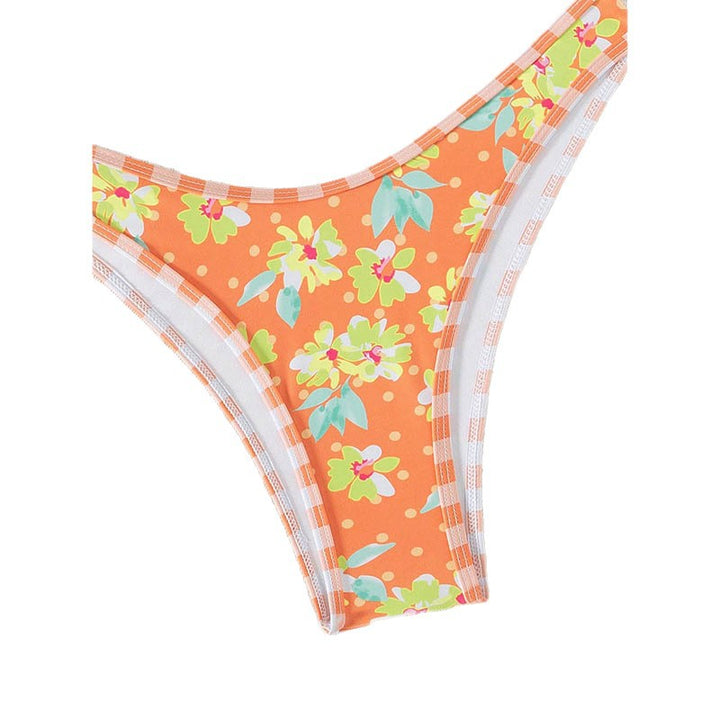 Kvinnlig triangelbikini med blommigt design och justerbara axelband. Modern strandmode för sommarens äventyr.
