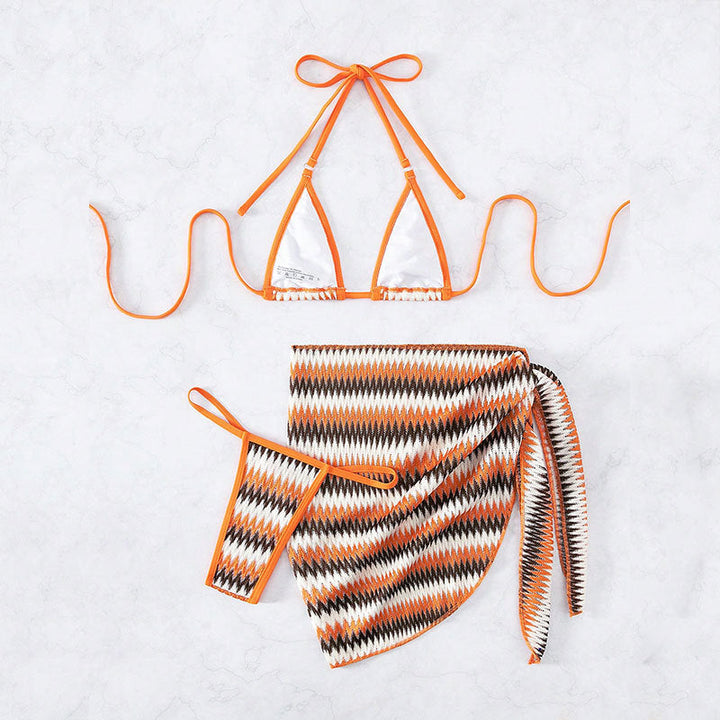 Damtriangelbikini i levande orange färg, med elegant topp och kreativ trosdesign, idealisk för strandkläder.