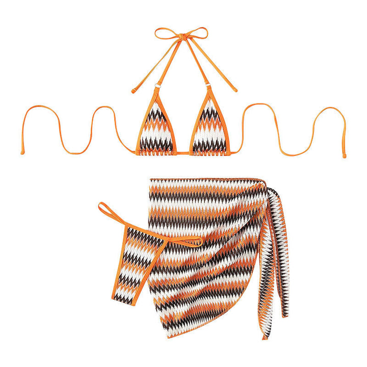 Bekväm orange triangelbikini för kvinnor, med innovativ trosdesign, för en snygg sommarlook.