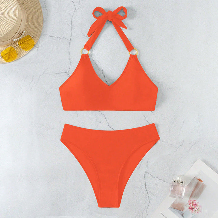 Orange damtriangelbikini med justerbara axelband, trendigt strandmode för soliga dagar.